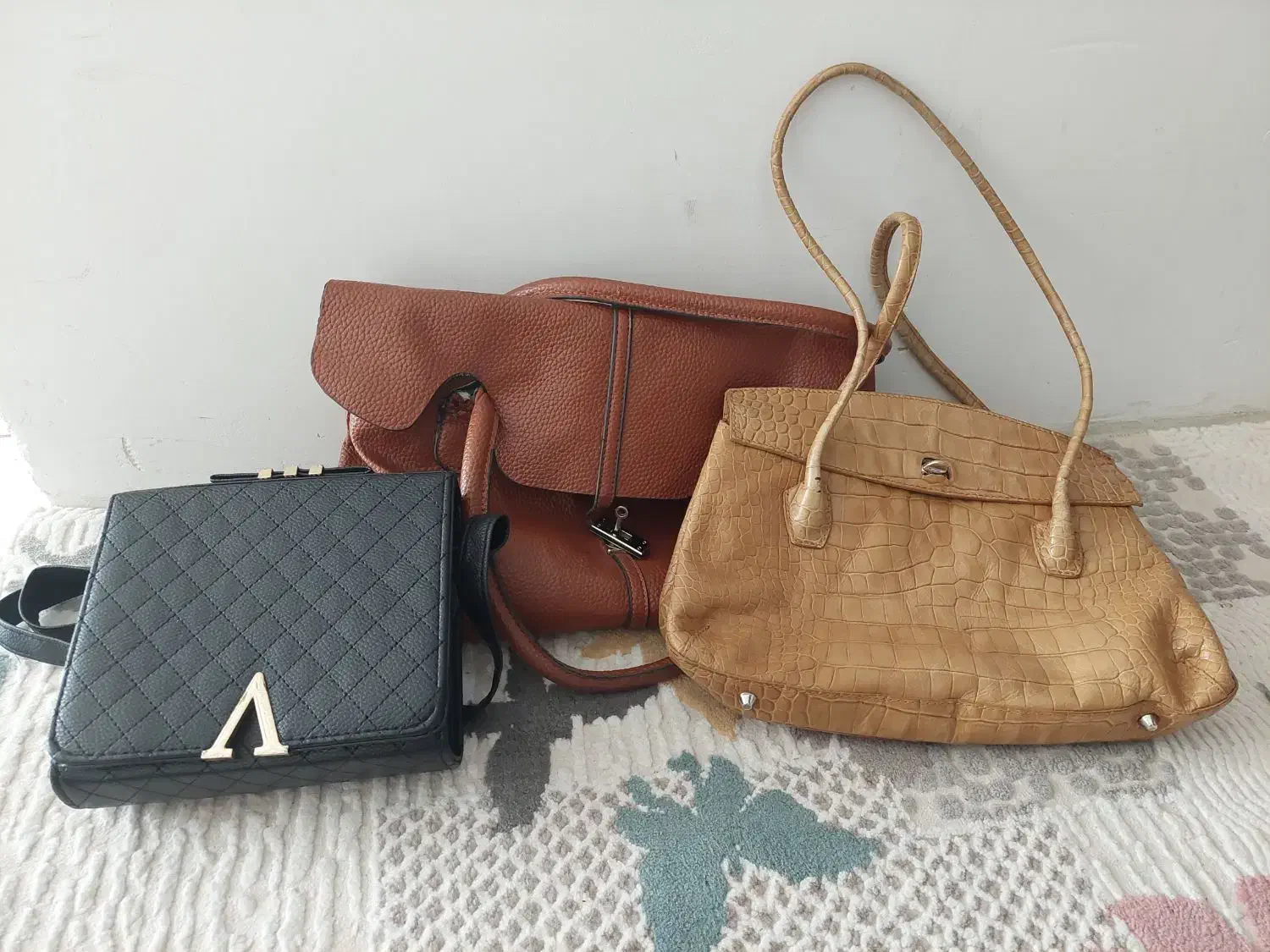 سه تا کیف البته مشکیه کاملا نوه|کیف، کفش، کمربند|سنندج, |دیوار