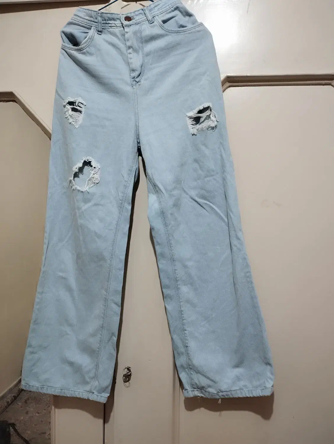 دو عدد شلوار لی زنانه|لباس|ری, شهادت|دیوار