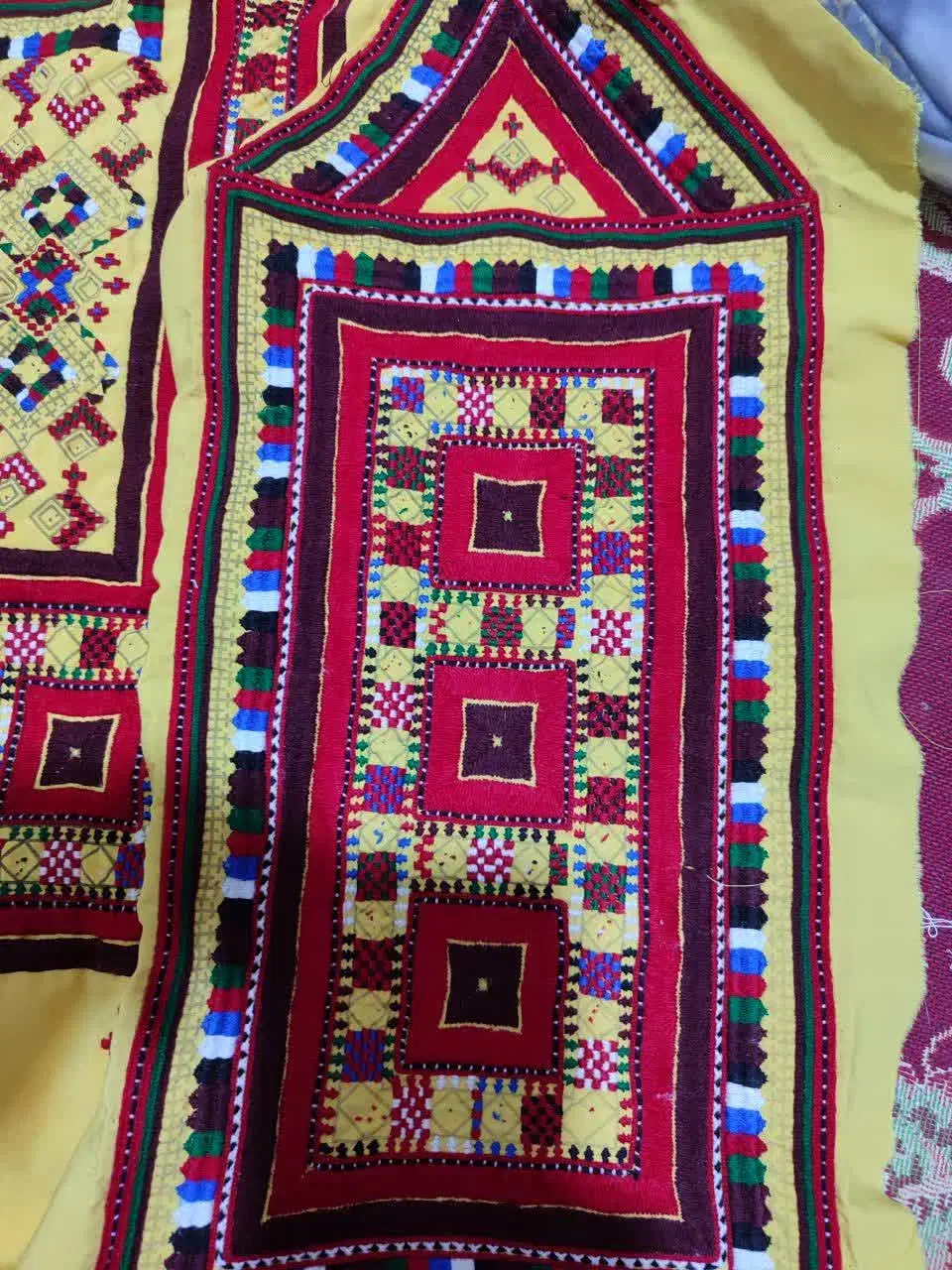 لباس فروشی زیح و جیبش بیشترش دوخته شده|لباس|بزمان, |دیوار