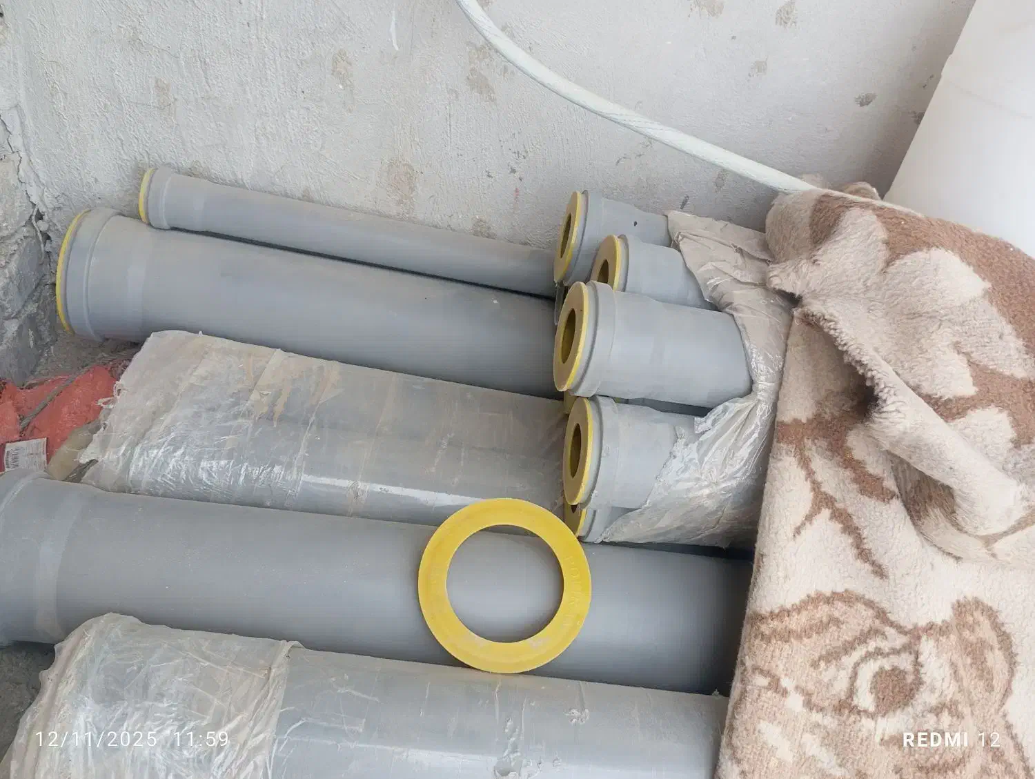 مقداری لوله فاضلاب شهری همراه اتصالات|مصالح و تجهیزات ساختمان|جهرم, |دیوار