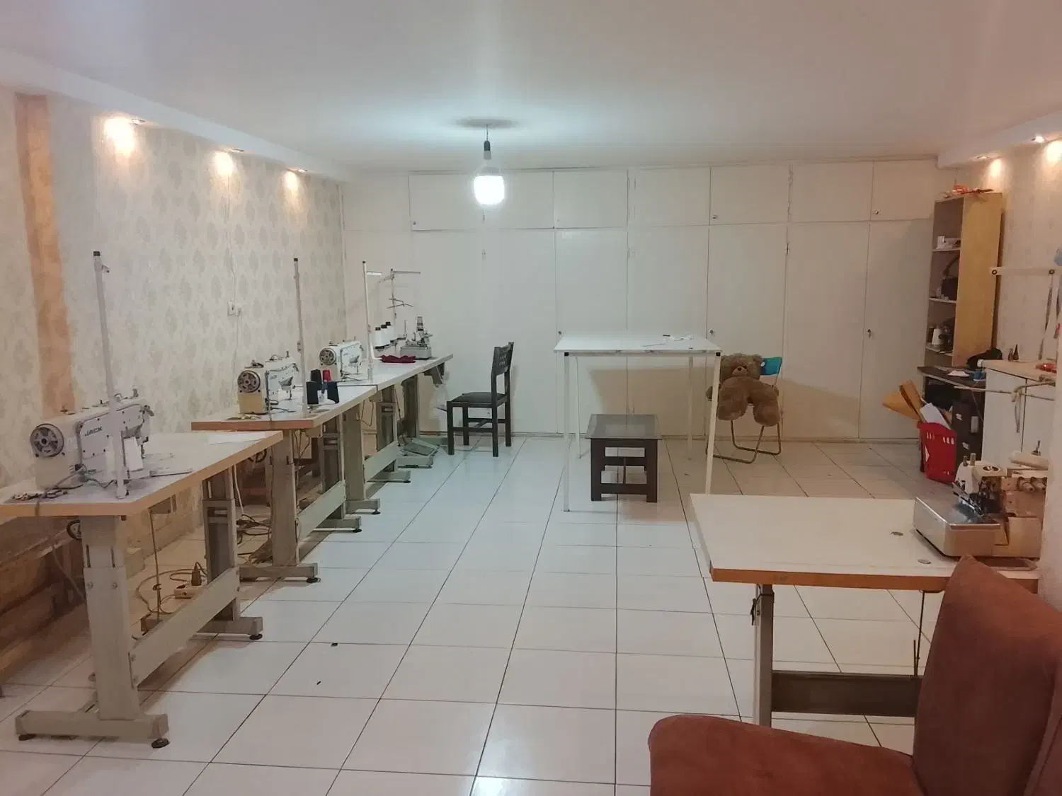 ۶۵متر کارگاه خیاطی و دفتر با تمام تحهیزات برخیابان|اجارهٔ دفتر کار، اتاق اداری، مطب|تهران, خواجه نظام الملک|دیوار