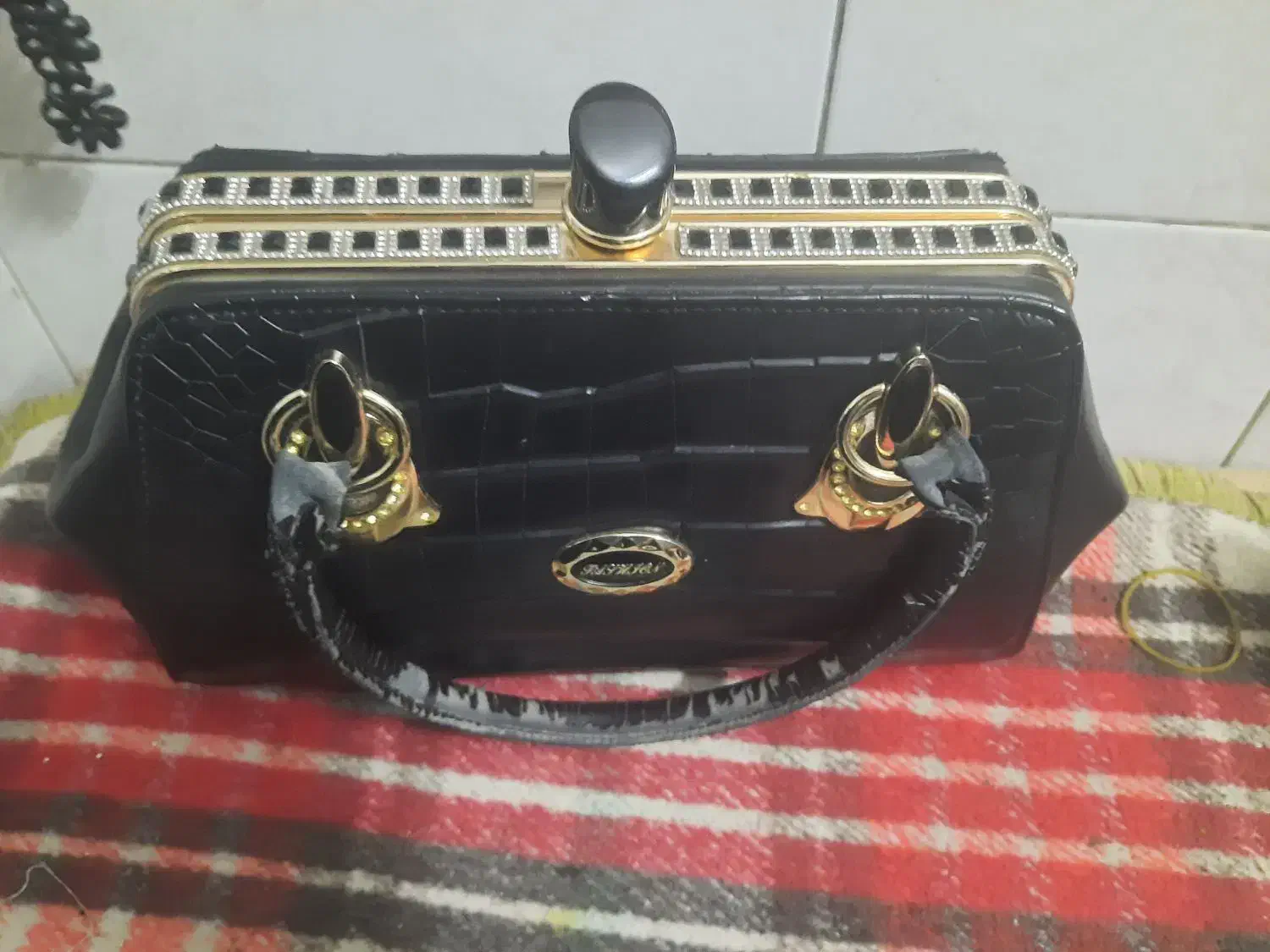 کیف در حد نو فقد بندش نیاز ب تعمیر داره|کیف، کفش، کمربند|میبد, |دیوار