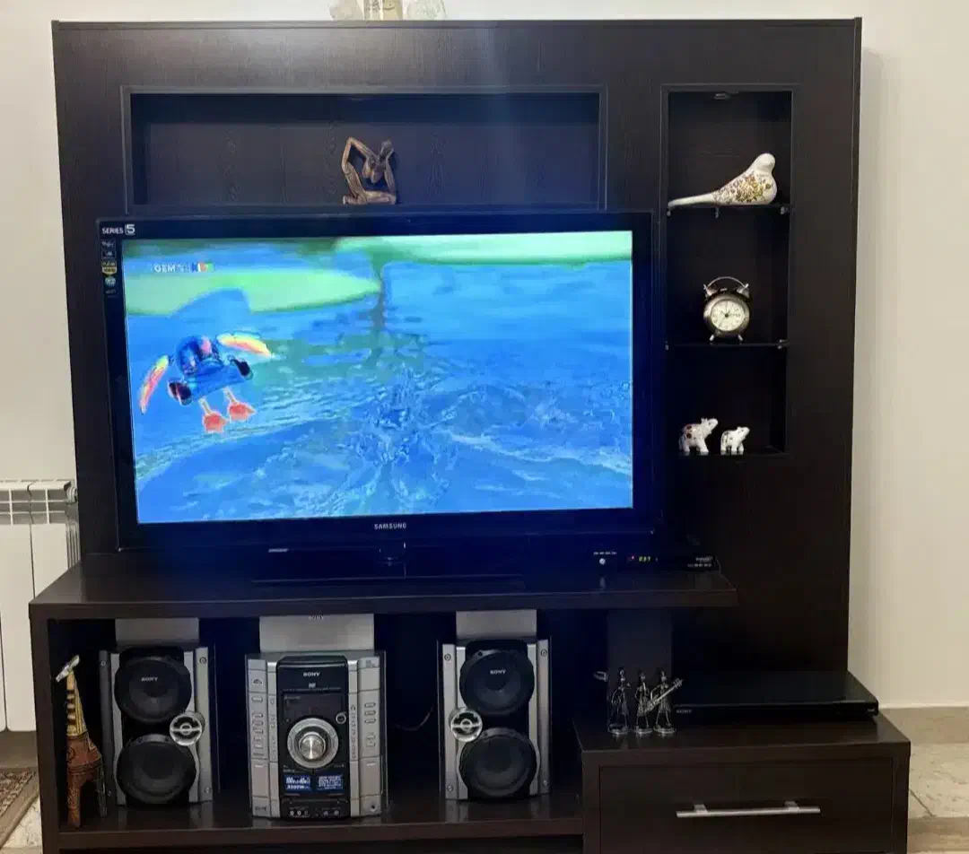 میز تلویزیون رایگان|میز تلویزیون|اندیشه, اندیشه فاز ۱|دیوار