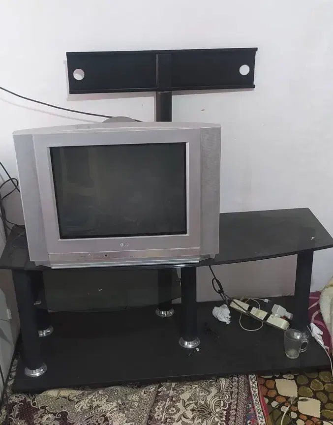 تلویزیون ال جی 21 اینج همراه زیر تلویزیون|تلویزیون و پروژکتور|اردبیل, |دیوار