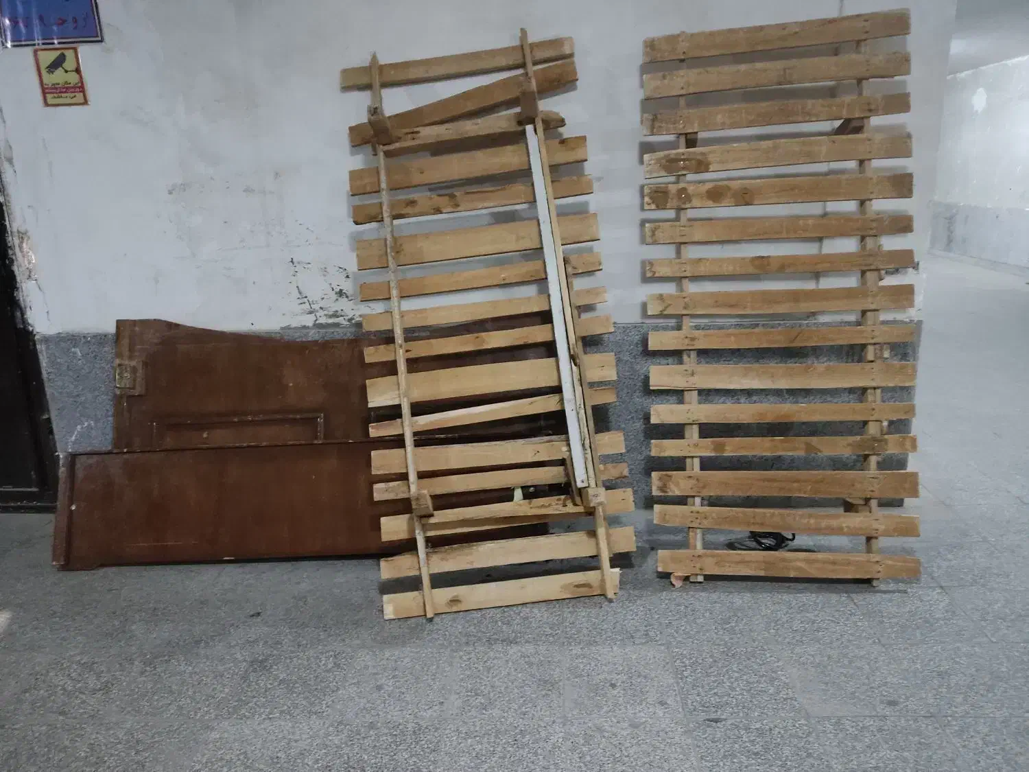 تخت دونفره مناسب باغ|تخت و سرویس خواب|گلبهار, شهر جدید گلبهار|دیوار