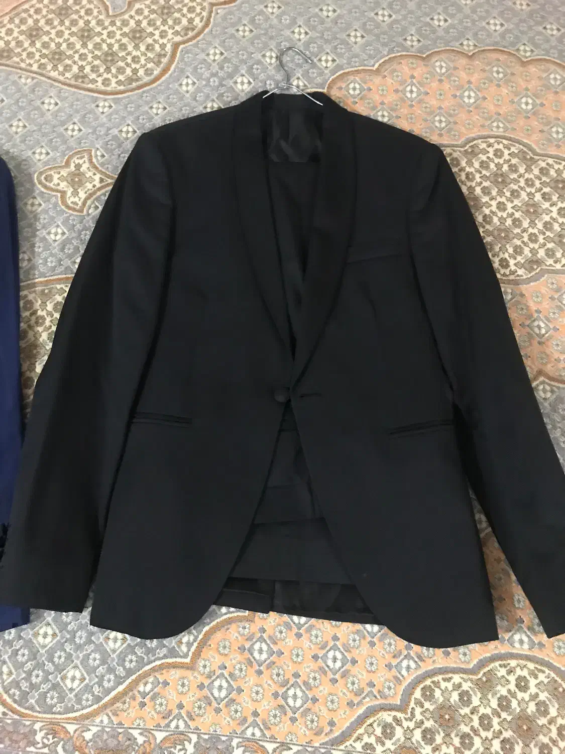 کت شلوار|لباس|سلماس, |دیوار