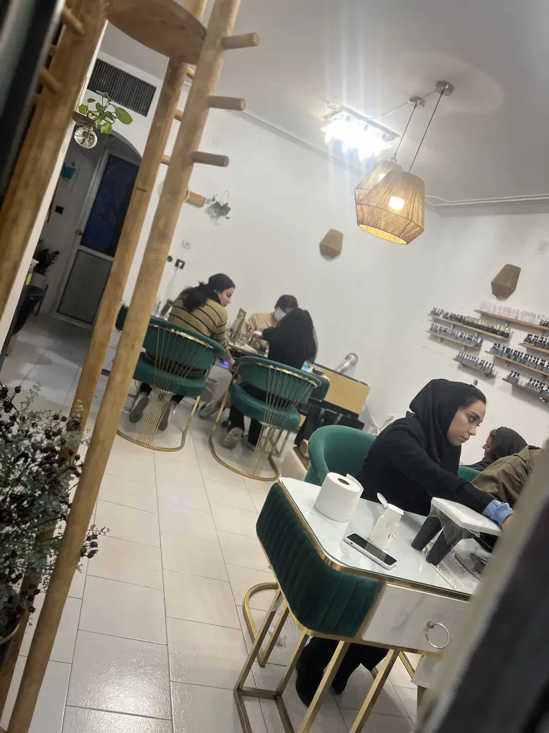 استخدام دستیار ناخن|استخدام درمانی، زیبایی، بهداشتی|شیراز, بعثت|دیوار