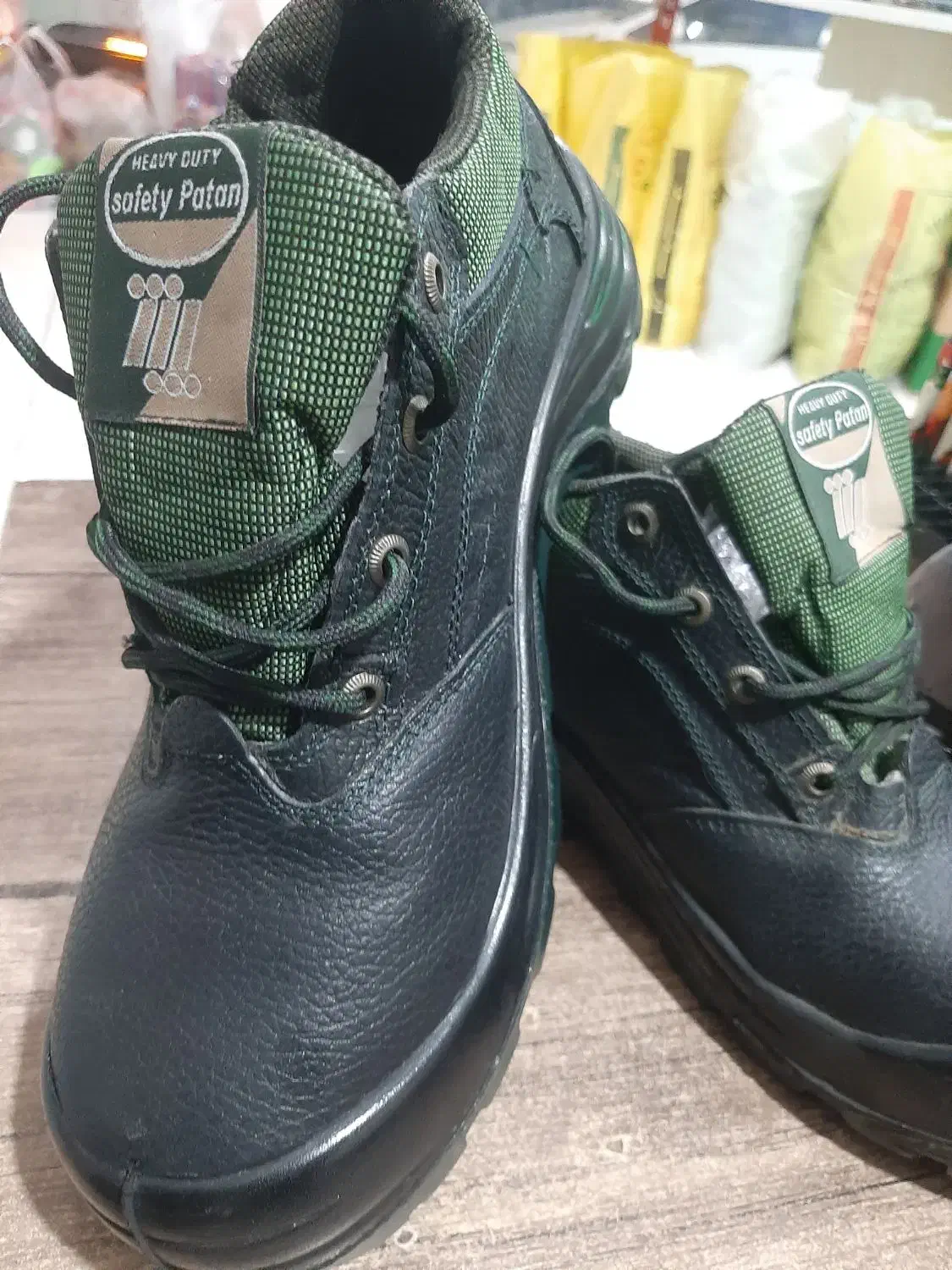 کفش کار ایمنی|کیف، کفش، کمربند|قدس, شهر‌قدس|دیوار