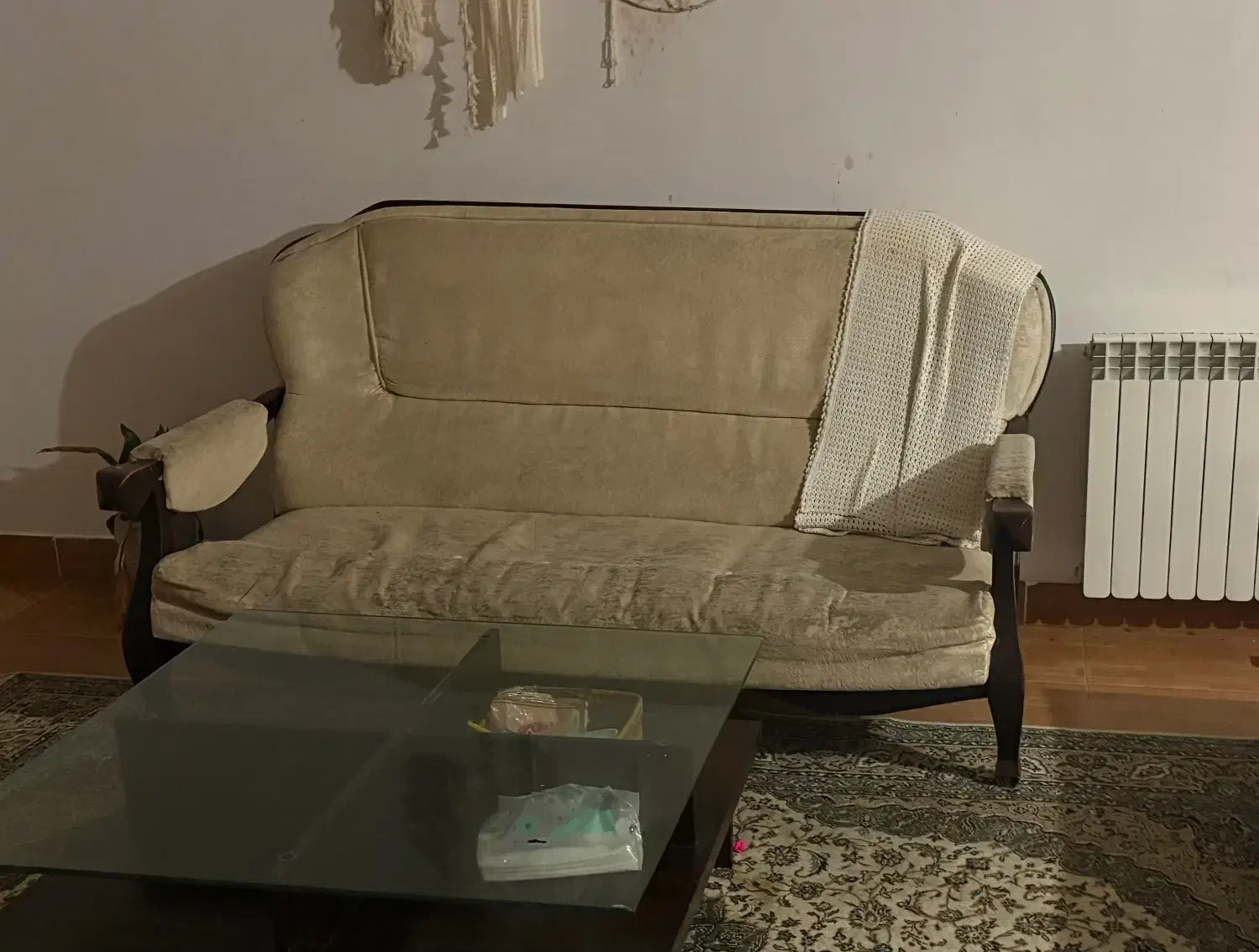 مبل ۳ نفره|مبلمان خانگی و میز عسلی|رشت, باهنر|دیوار