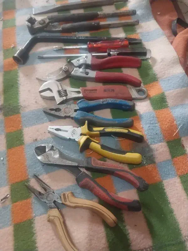 تعدادی آچار و پیچگوشتی و غیره...|ابزارآلات|وحیدیه, |دیوار