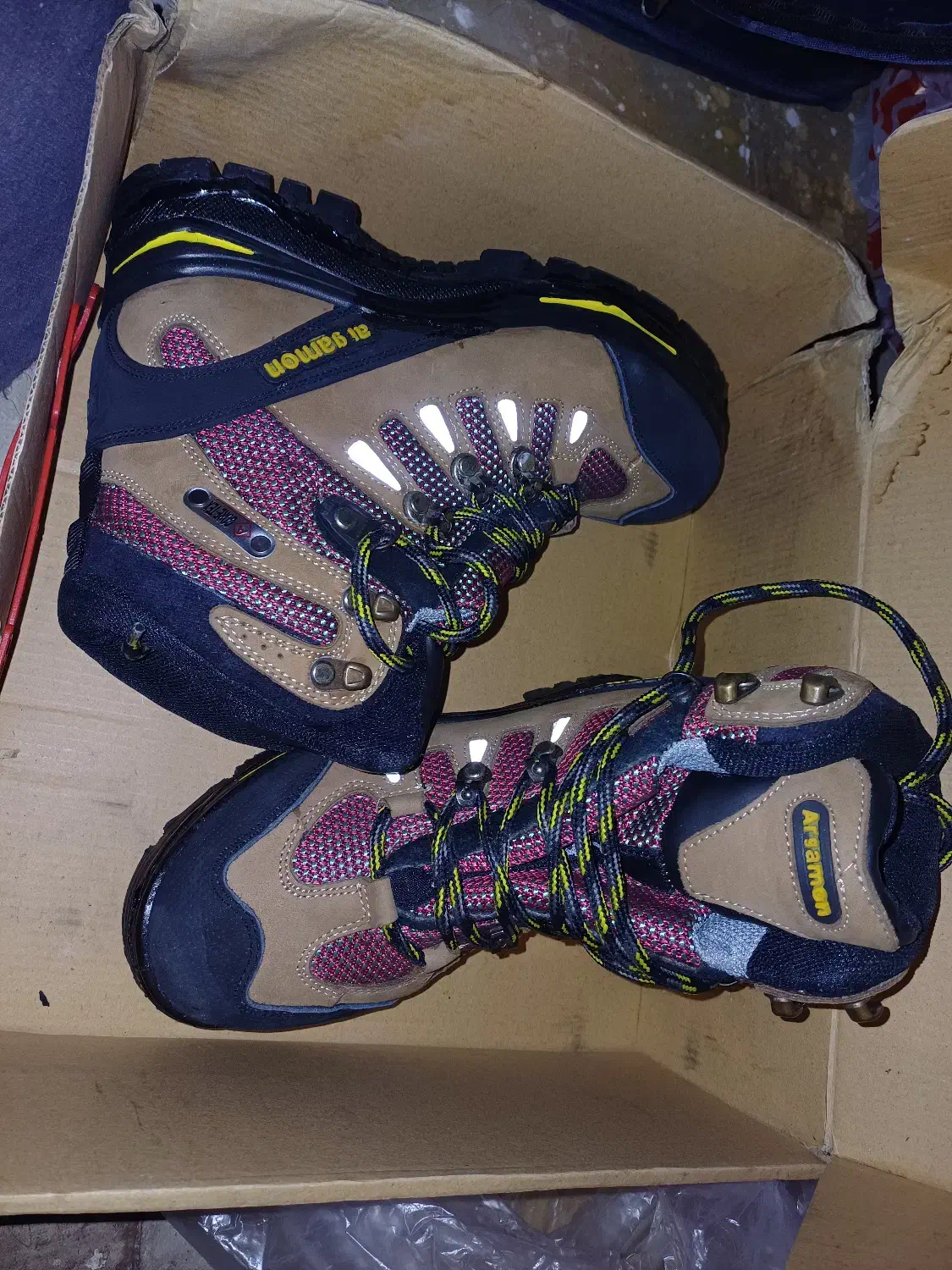 کفش کوهنوردی و طبیعت گردی کاملا نو|کیف، کفش، کمربند|رفسنجان, |دیوار