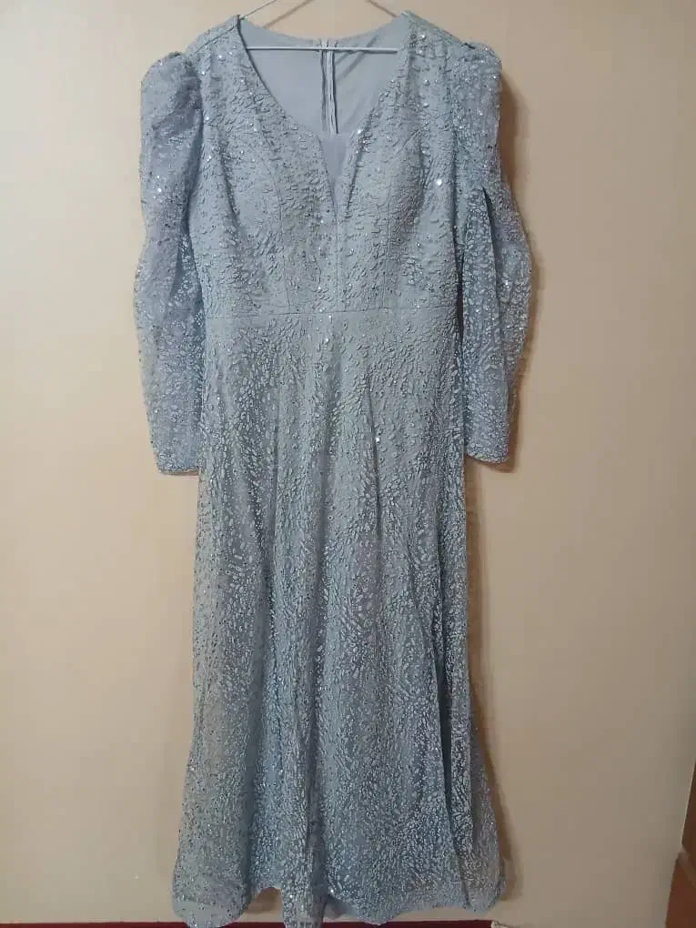 دو عدد لباس مجلسی|لباس|رودسر, |دیوار