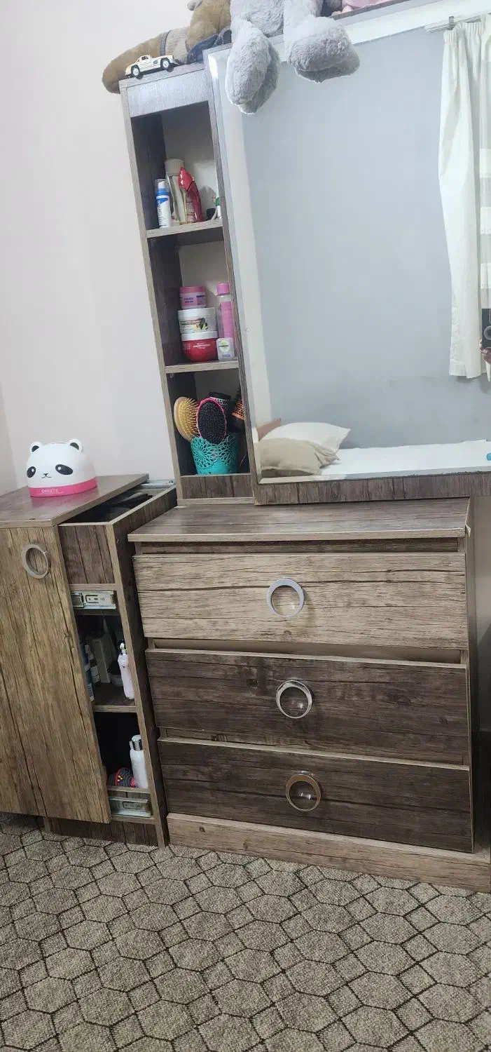 میز آرایشی و۲ تا پا تختی|جاکفشی، کمد، دراور|بندرعباس, |دیوار