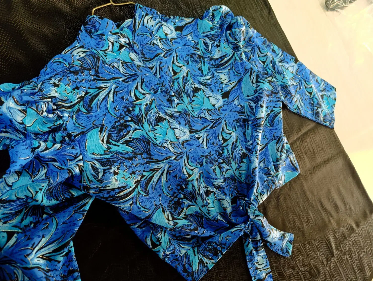 شومیز|لباس|کلاله, |دیوار