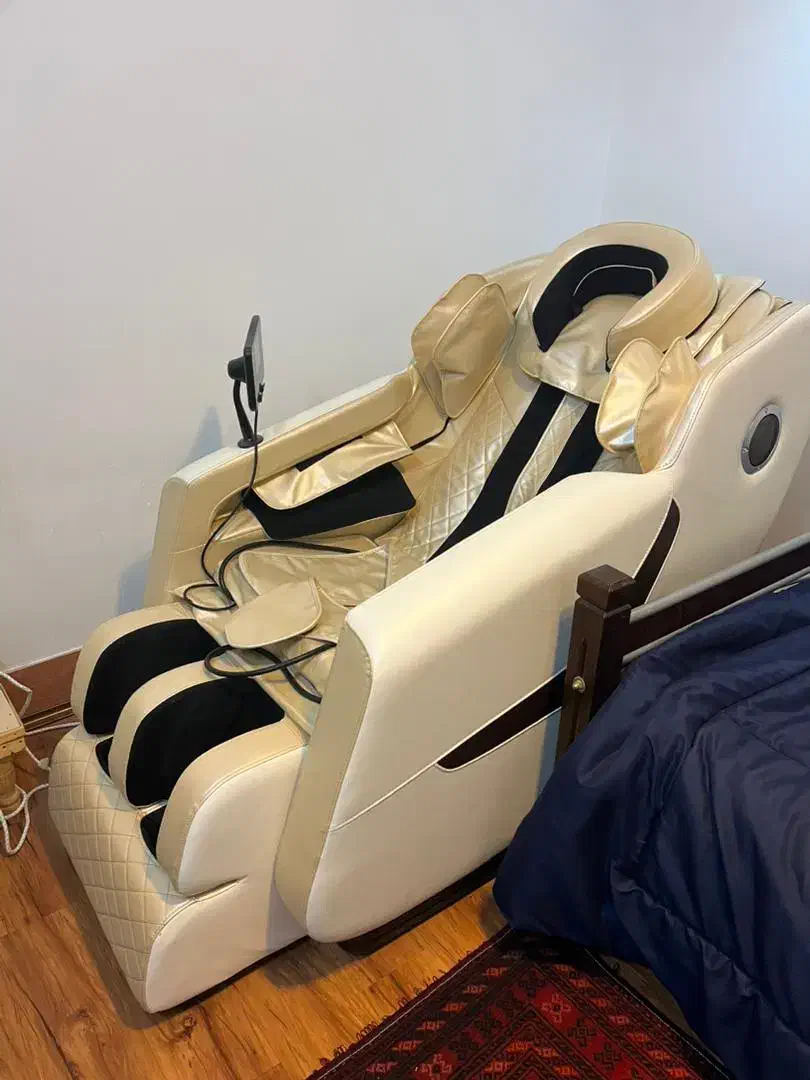 صندلی ماساژور فول بادی دارای صفحه مانیتور|تجهیزات ورزشی|قم, بنیاد|دیوار