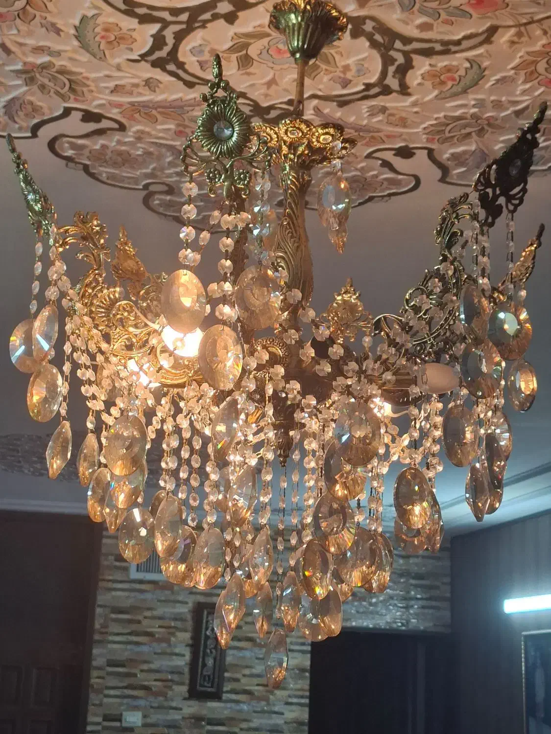 فروش لوستر برنجی همراه با کریستال|لوستر و چراغ آویز|اصفهان, سرچشمه|دیوار