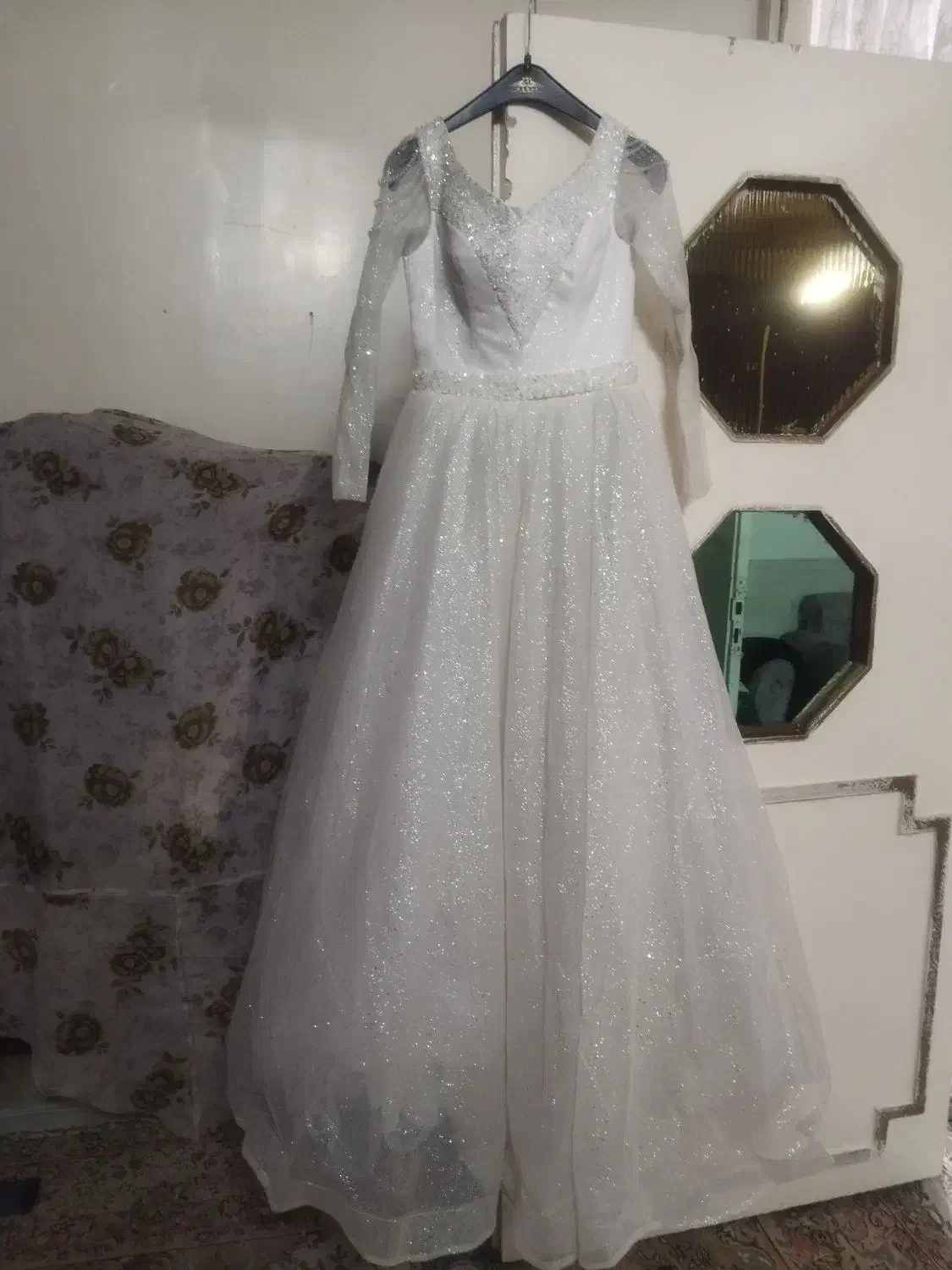 لباس عروس|لباس|رباطکریم, کیکاور|دیوار