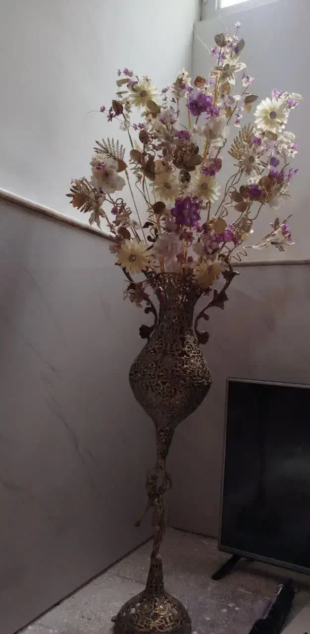 گلدان برنجی|گل مصنوعی|قم, قلعه کامکار|دیوار