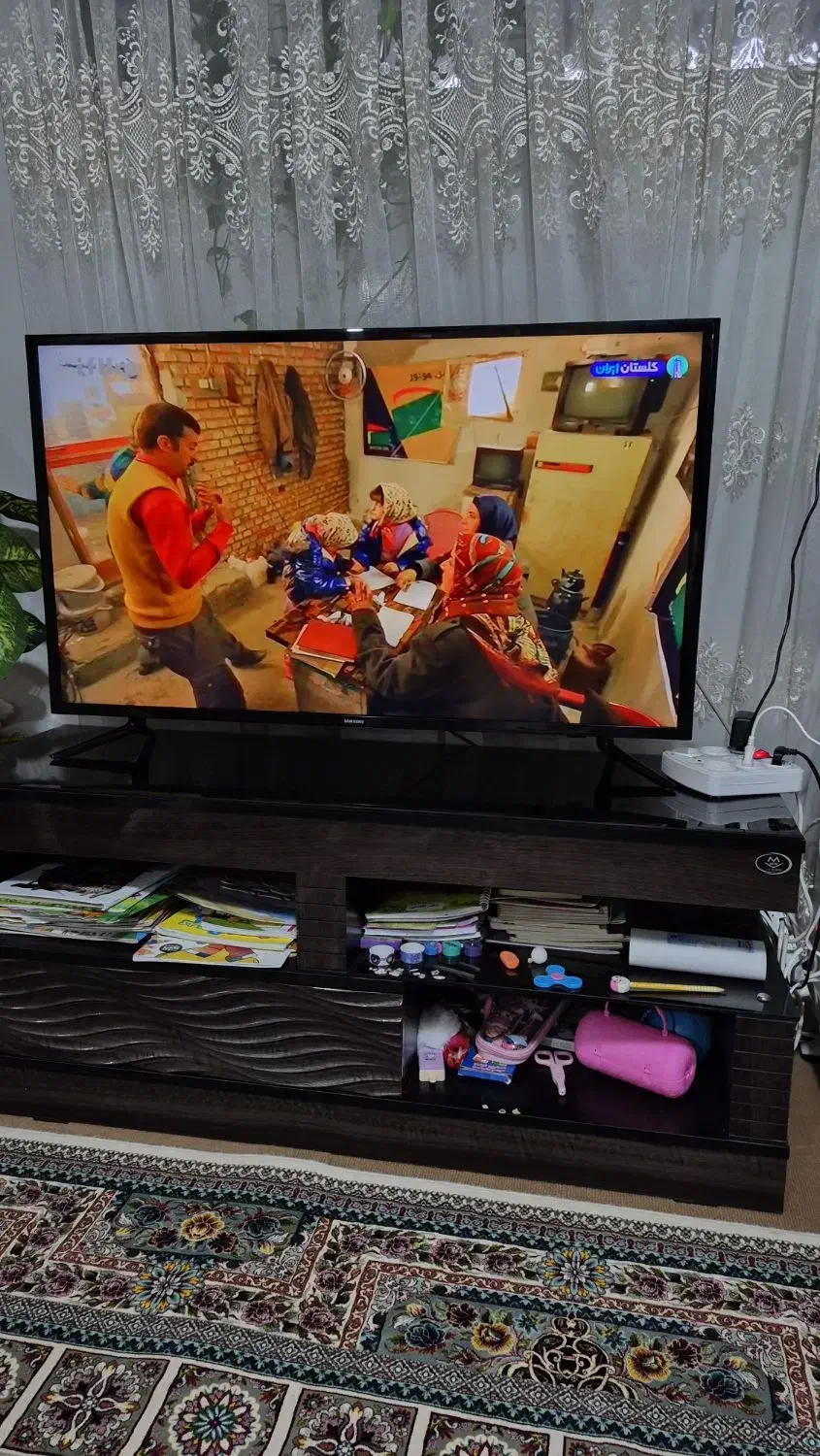 تلویزیون سامسونگ ۴۳ اینچ در حد نو با میز|تلویزیون و پروژکتور|بندر انزلی, جهانگانی|دیوار