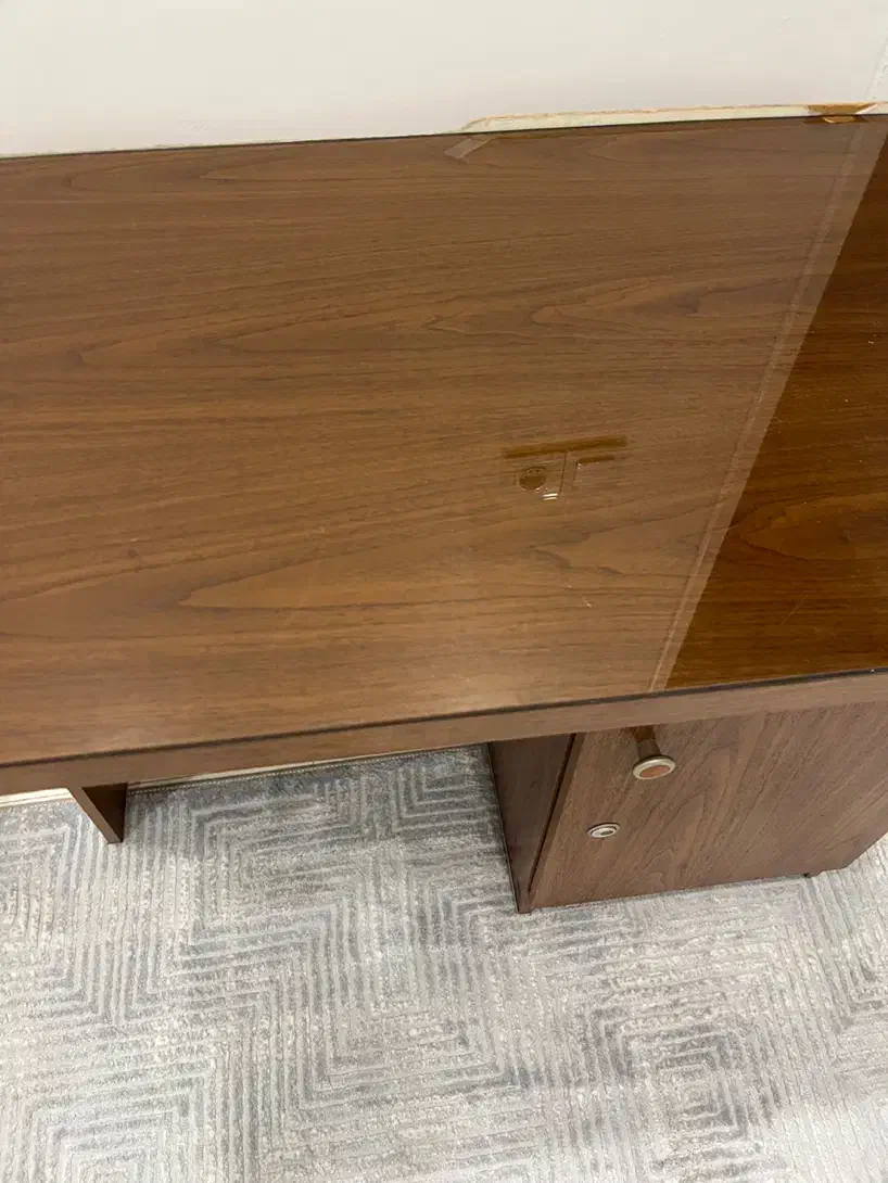 میز تحریر|میز تحریر و کامپیوتر|اندیشه, اندیشه فاز ۴|دیوار