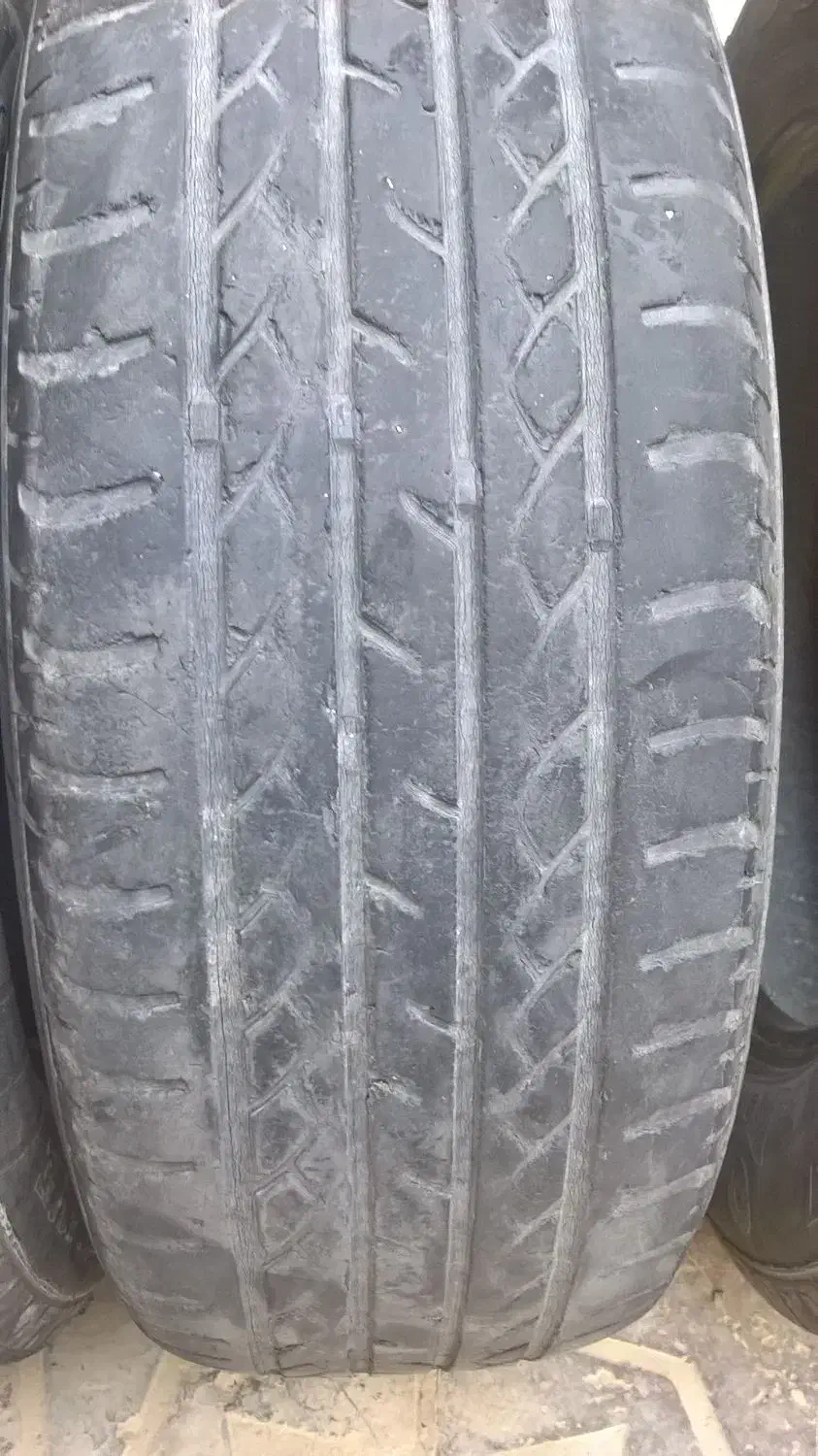 لاستیک 185|قطعات یدکی و لوازم جانبی|شیراز, لب آب|دیوار