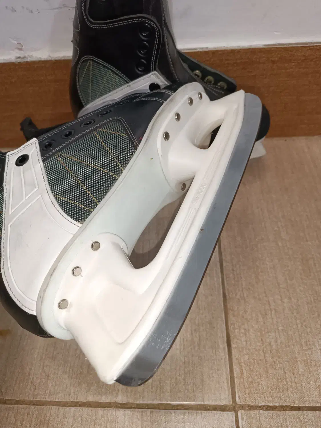 کفش اسکیت روی یخ|دوچرخه، اسکیت، اسکوتر|بروجرد, |دیوار