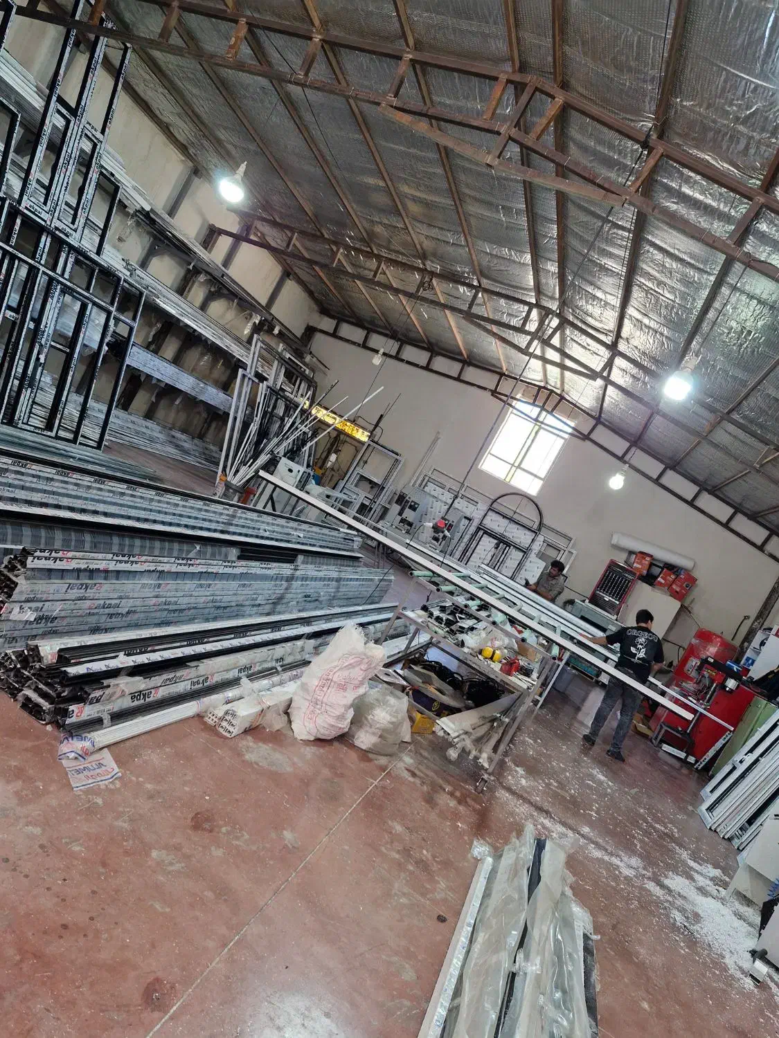 شاگرد درب پنجره دوجداره|استخدام معماری، عمران و ساختمانی|یزد, |دیوار