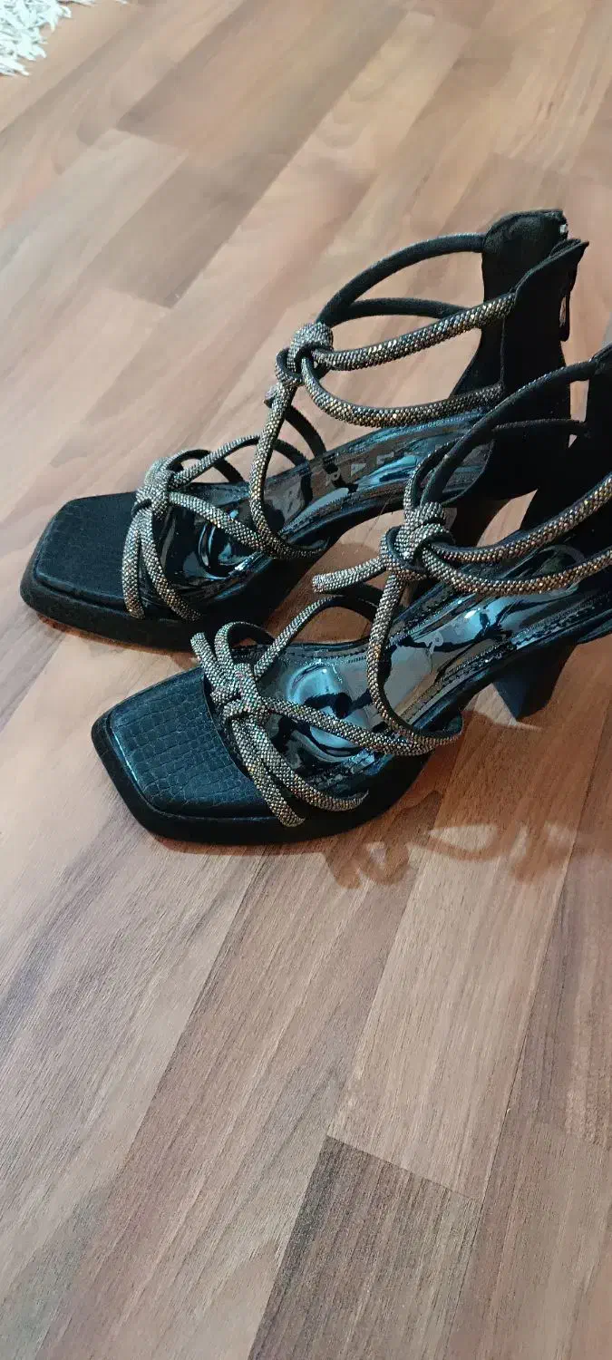 تعدادی کفش برازجان|کیف، کفش، کمربند|برازجان, |دیوار