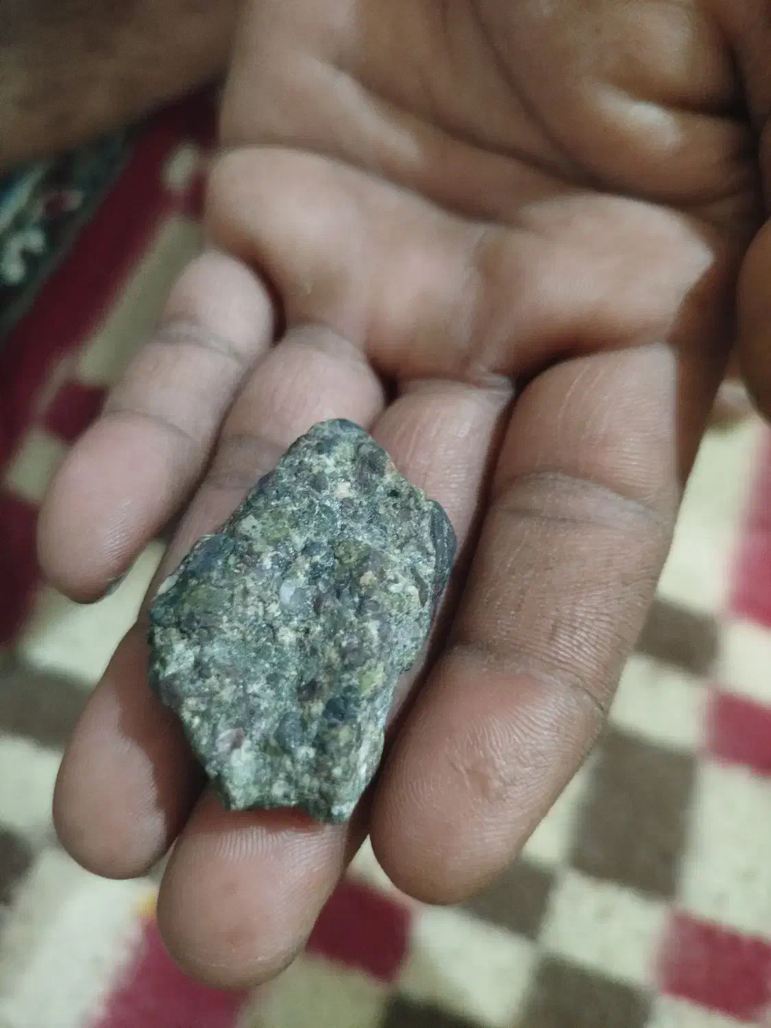 سنگ نمی‌دونم چیه|جواهرات|تربت جام, میان جام|دیوار