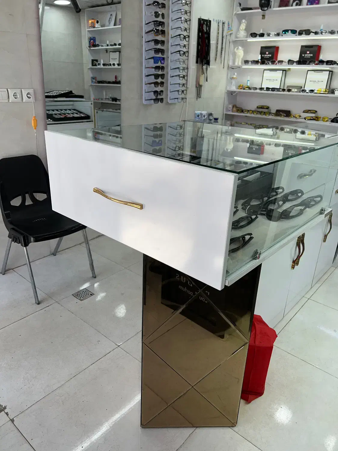 ویترین مناسب همه ی مشاغل (اینه کاری شده)|فروشگاه و مغازه|اهواز, شهرک دانشگاه|دیوار