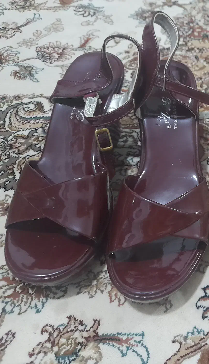 صندل سایز۳۹ تا ۴۰ رنگ چری فقط یکبار پوشیده شده|کیف، کفش، کمربند|رشت, شهرک صبا|دیوار