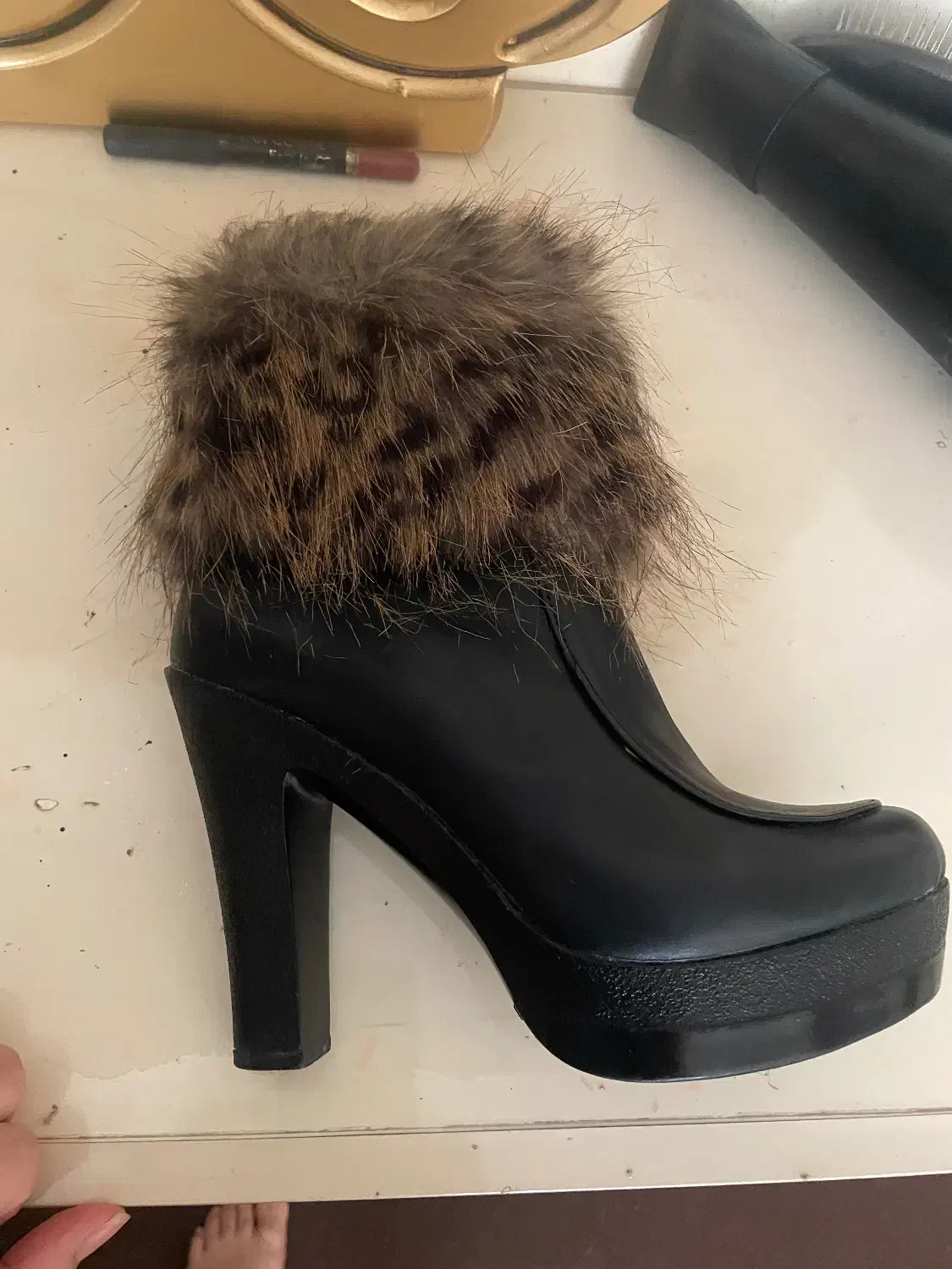 نیم بوت خزدار|کیف، کفش، کمربند|خوی, |دیوار