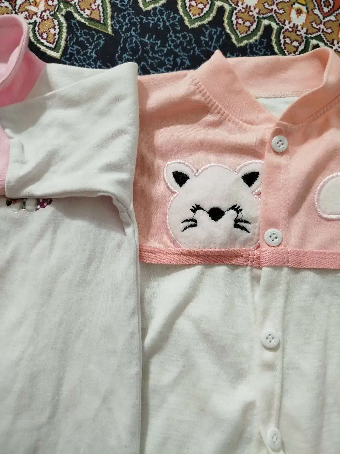 یه خورده لباس نوزادی|کفش و لباس بچه|بم, |دیوار