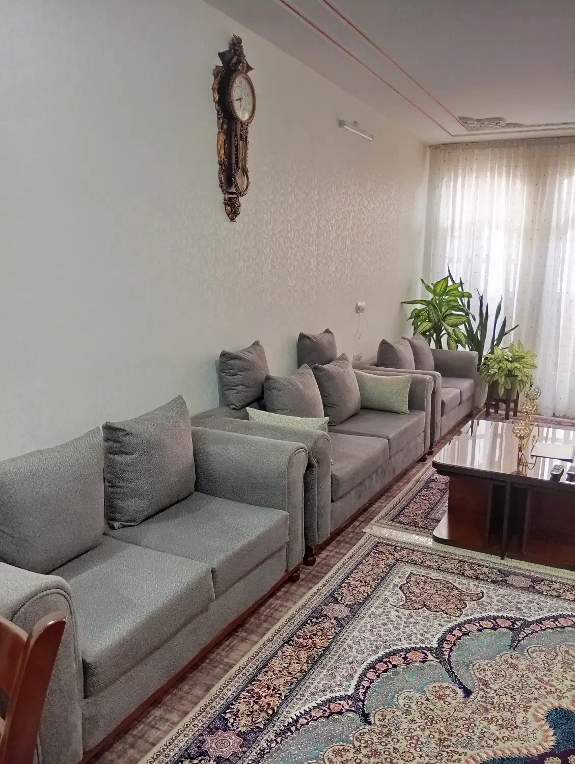 فروش مبلمان راحتی به همراه جلو مبلی و میز عسلی|مبلمان خانگی و میز عسلی|نجفآباد, ویلاشهر|دیوار