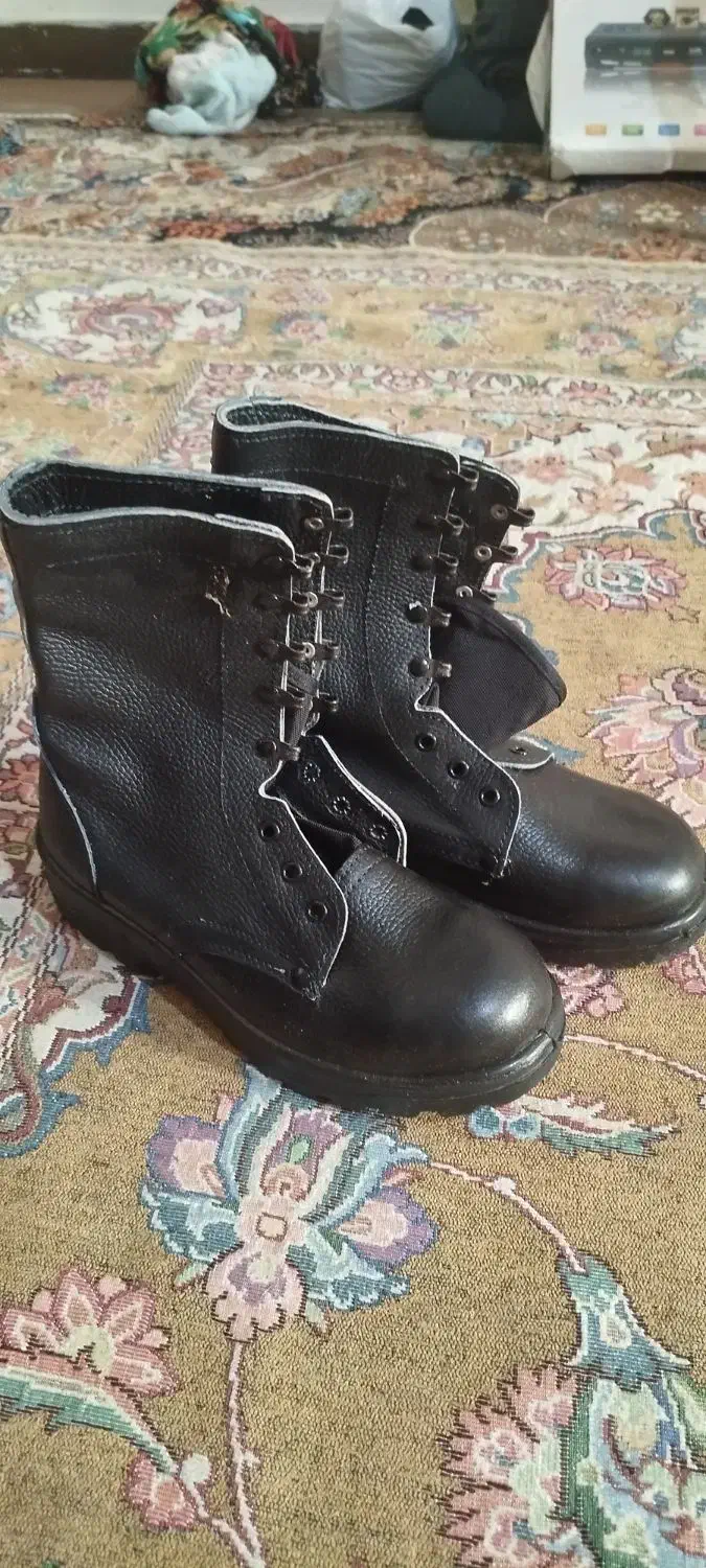 پوتین|کیف، کفش، کمربند|پیشوا, |دیوار