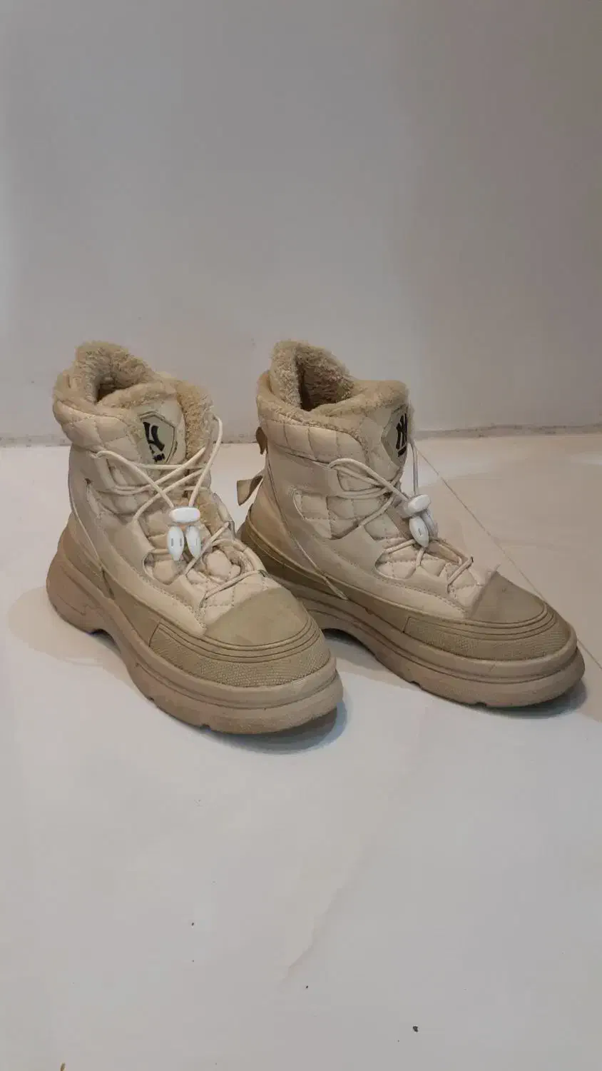 پوتین|کیف، کفش، کمربند|تالش, هشتپر|دیوار