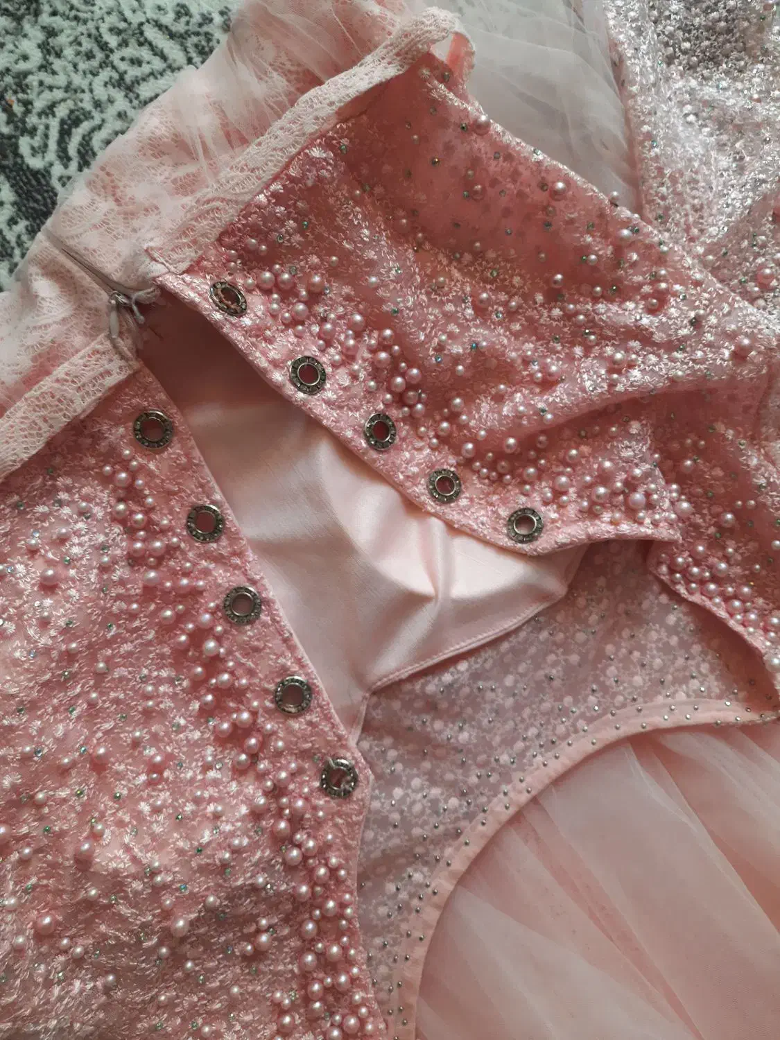 لباس مجلسی|لباس|میانه, |دیوار