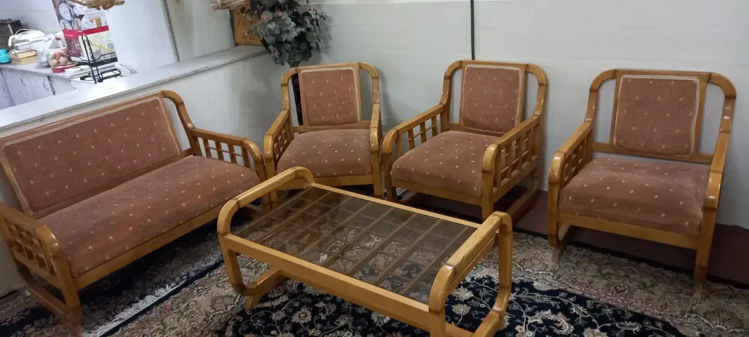 مبل 5نفره به همراه میز وسط و یک عدد میز تلفن|مبلمان خانگی و میز عسلی|قم, باغ کرباسی|دیوار