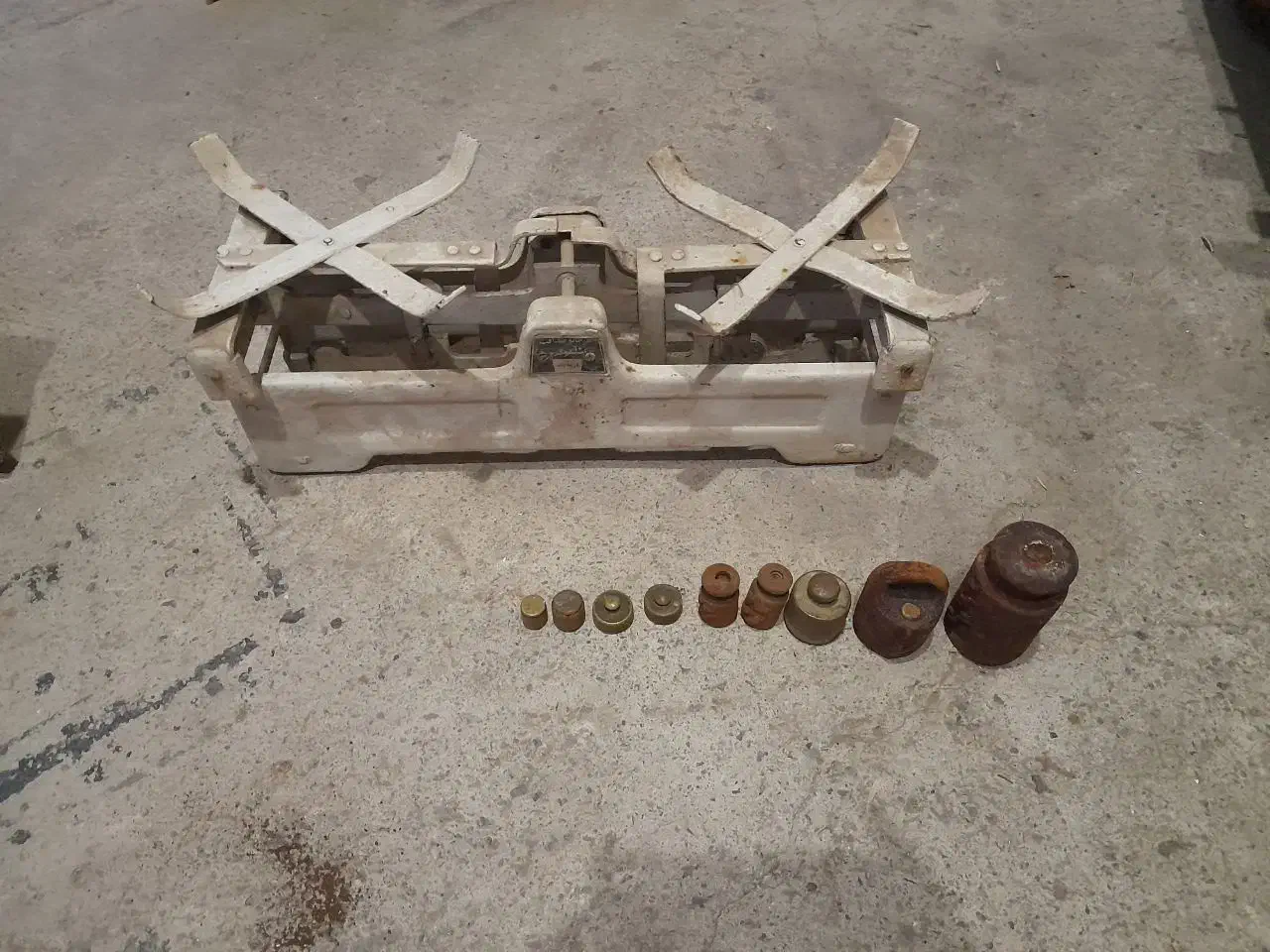 باک موتور و ترازو|قطعات یدکی و لوازم جانبی|رشت, چله خانه|دیوار