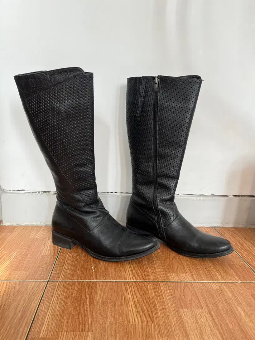 بوت چرم آفتاب|کیف، کفش، کمربند|کشاورز, |دیوار