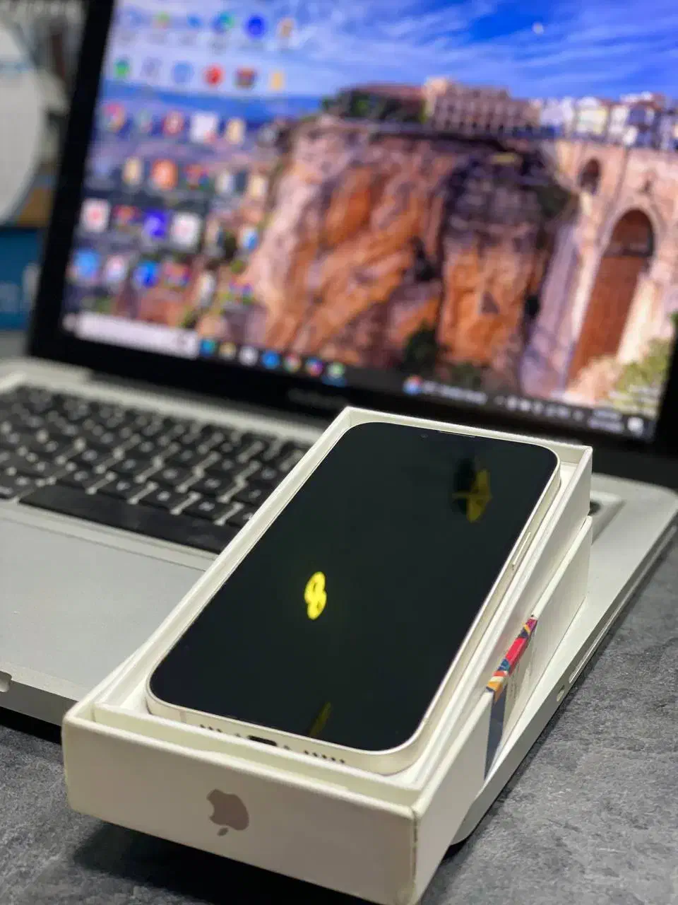 iphon 13|موبایل|نور, |دیوار