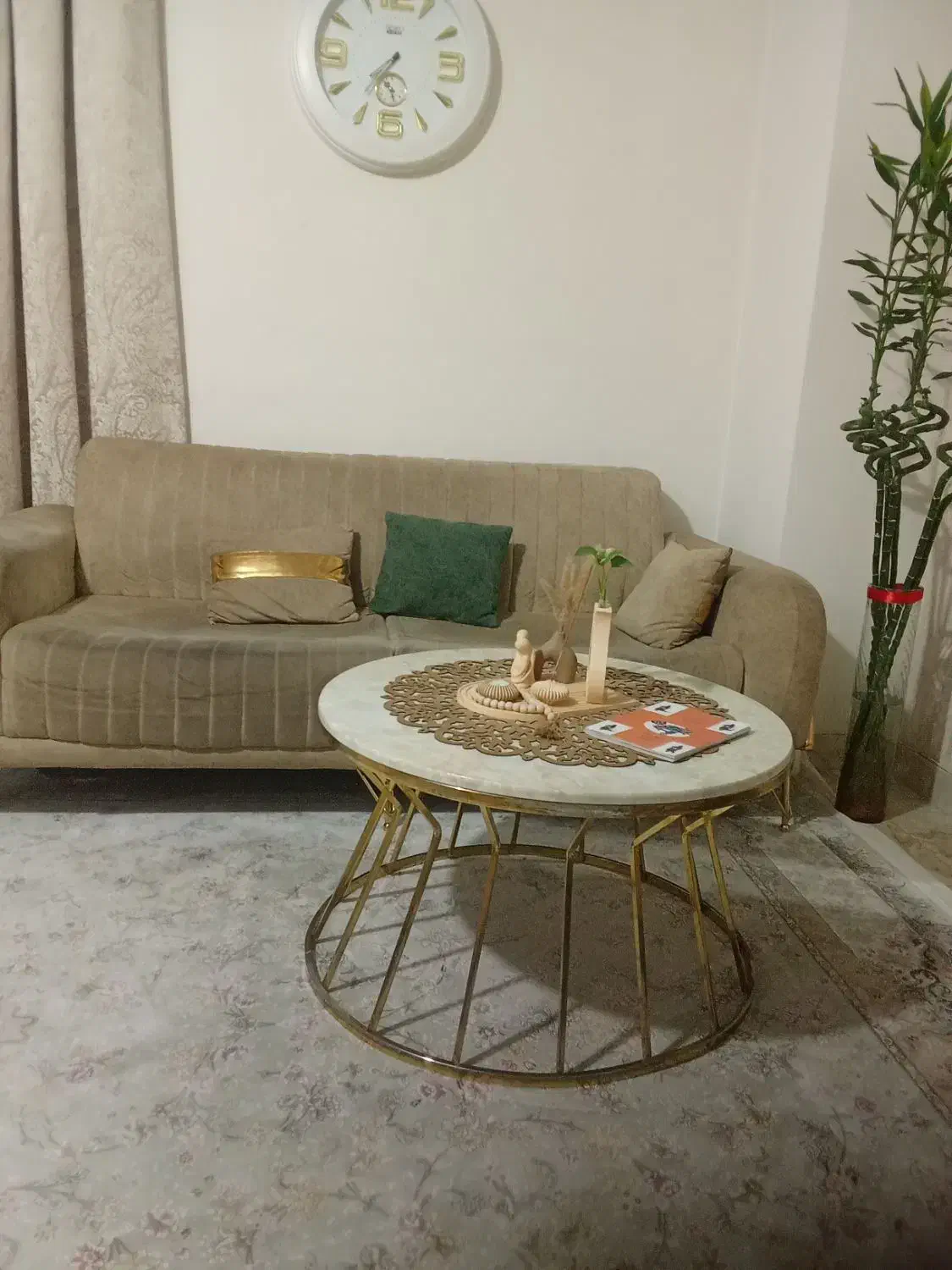 مبل پنج نفره با یک عدد میز جلو مبلی|مبلمان خانگی و میز عسلی|قرچک, باقرآباد|دیوار