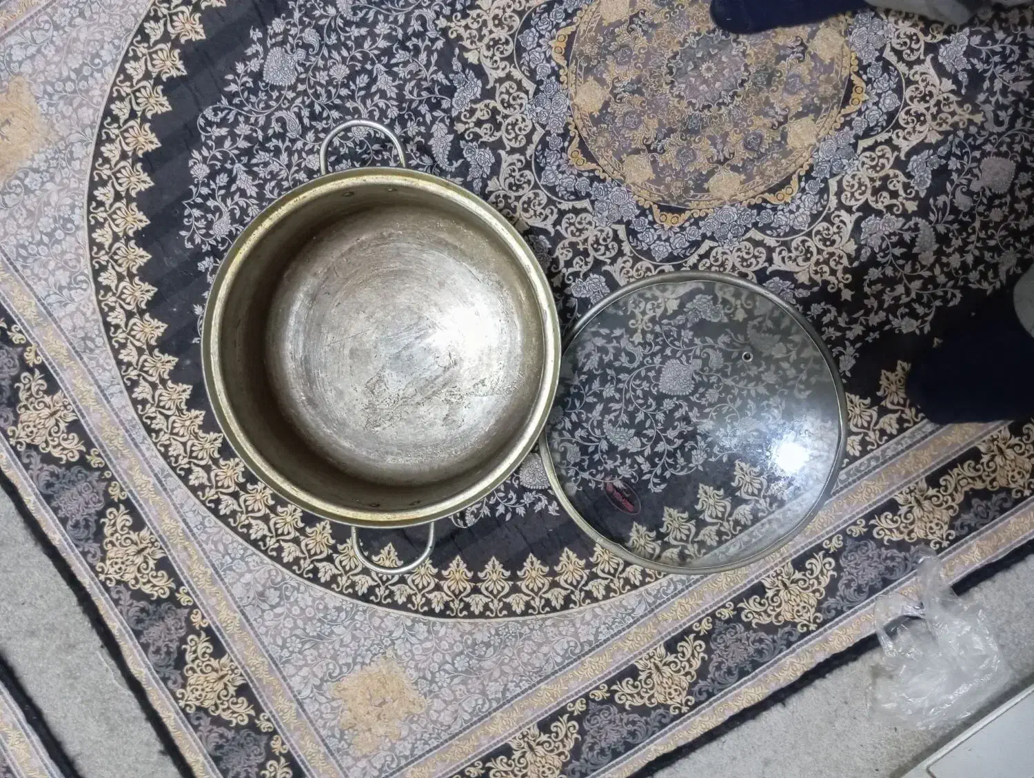 مسی بزرگ قابلمه|ظروف پخت‌وپز|قم, چهار امامزاده|دیوار