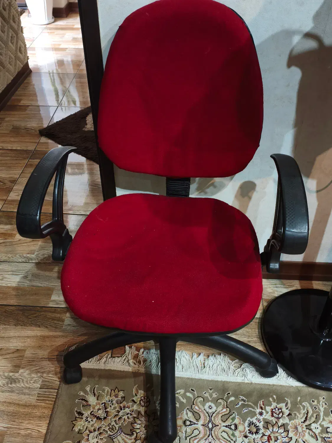 صندلی اداری چرخدار|صندلی و نیمکت|شاهین‌شهر, خانه کارگر|دیوار