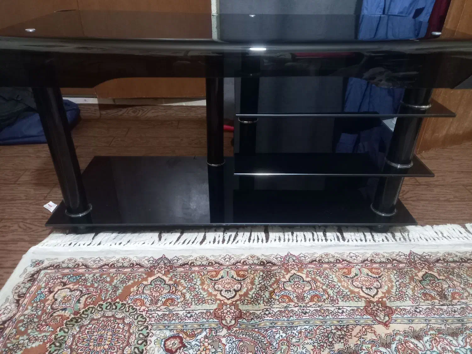 میز تلویزیون شیشه ای نو سالم تمیز بی خط و خش|میز تلویزیون|شیراز, شهرک گلستان|دیوار