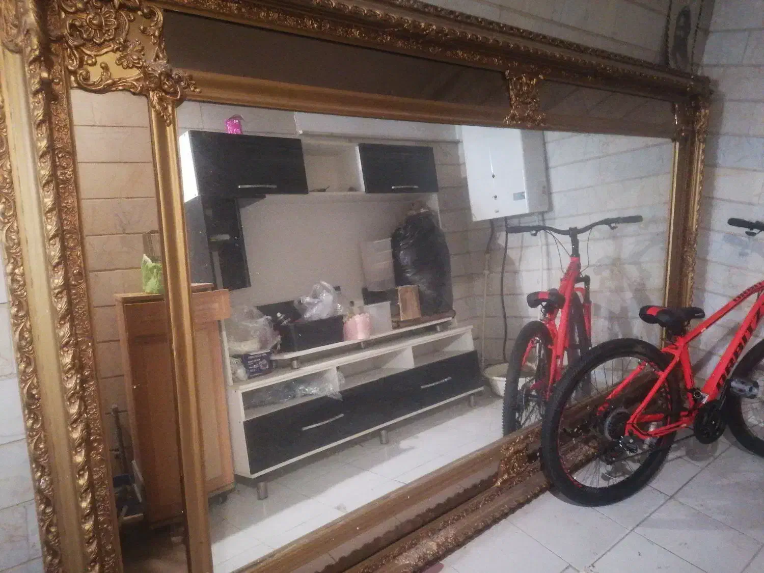 اینه|آینه|تهران, خاک سفید|دیوار