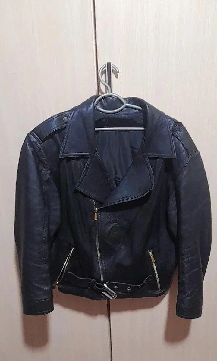 کابشن چرم|لباس|ایلام, |دیوار