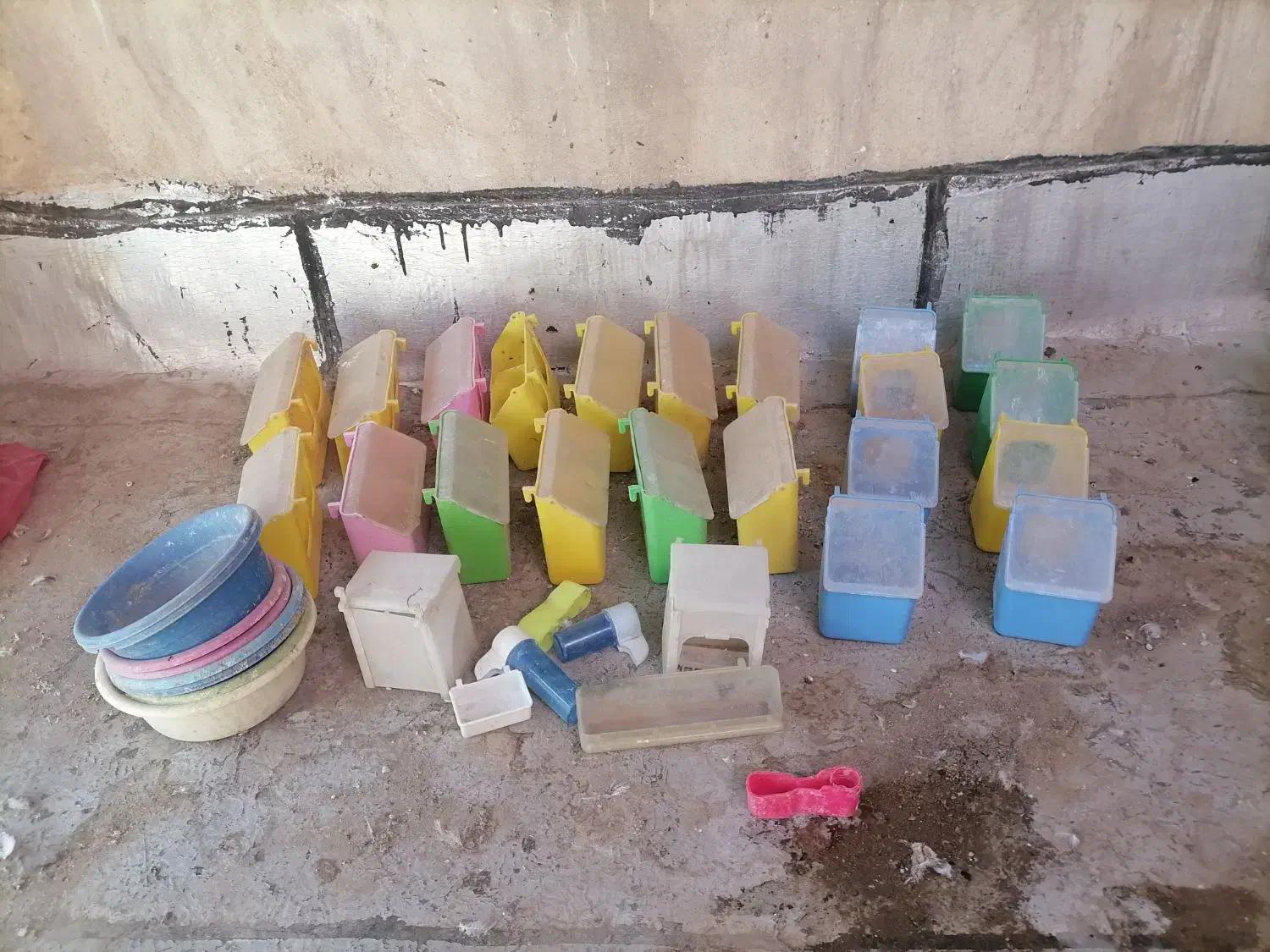 آبخوری و دان خوری|لوازم جانبی حیوانات|چهارباغ, |دیوار