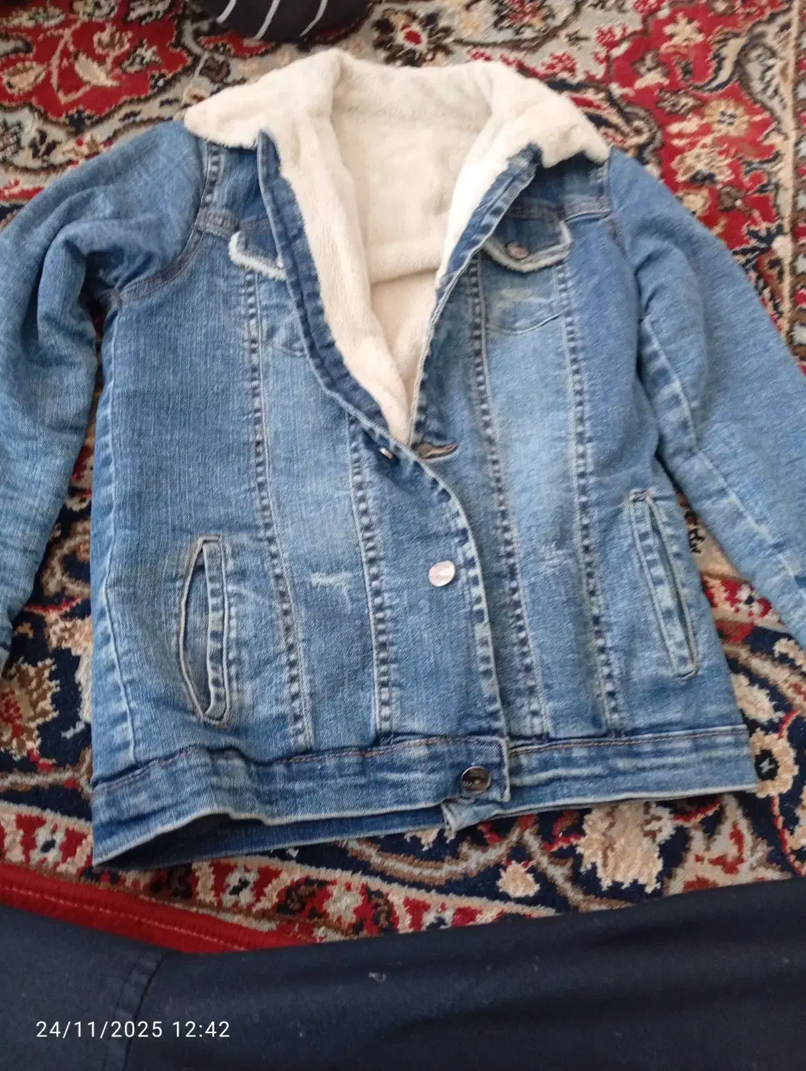 کت لی|لباس|کبودرآهنگ, |دیوار