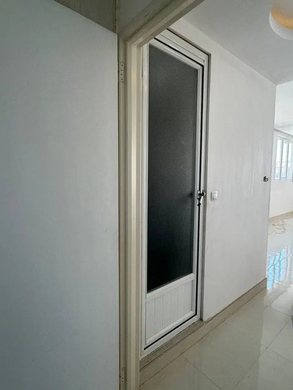 درب آلومنیوم  بآیینه وشیشه با فریم آهنی آماده شده|مصالح و تجهیزات ساختمان|سبزوار, توحیدشهر|دیوار